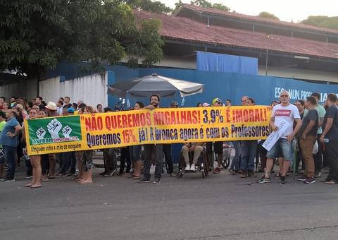 Professores realizam nova manifestação em frente a Sede do Governo do Amazonas