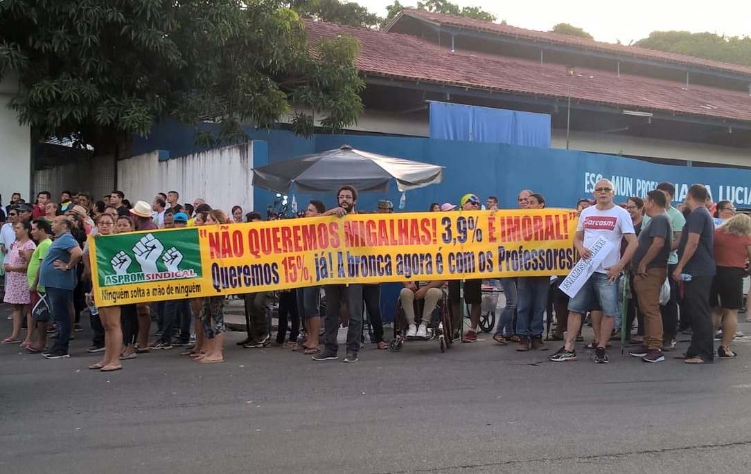 Professores realizam nova manifestação em frente a Sede do Governo do Amazonas