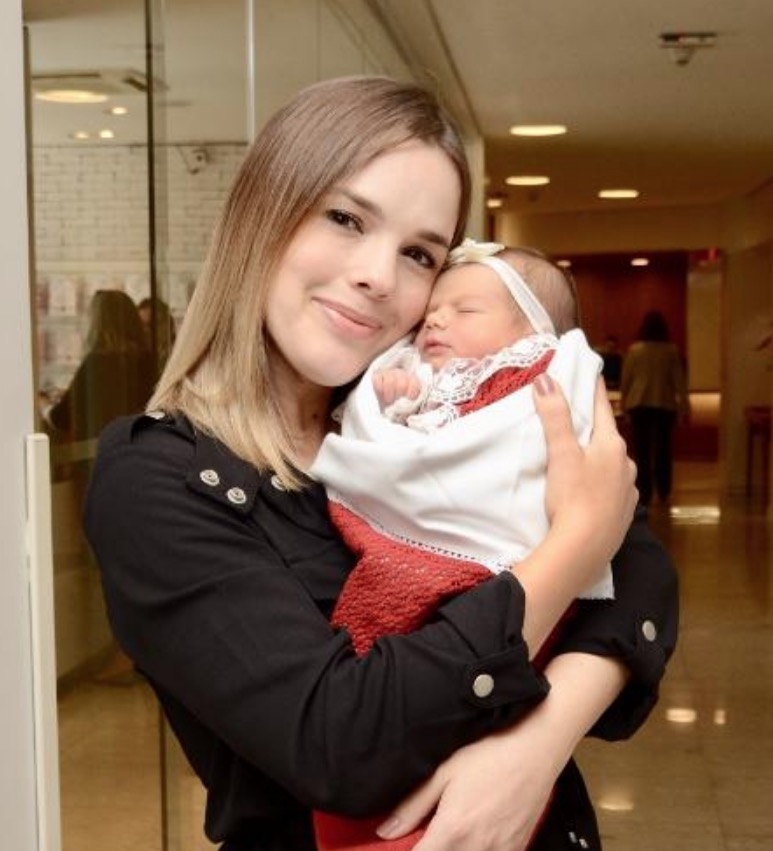 Thaeme deixa maternidade com Liz, sua filha recém-nascida