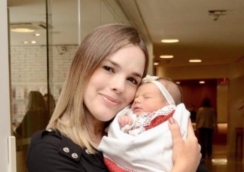 Thaeme deixa maternidade com Liz, sua filha recém-nascida