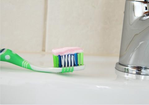 Menina de 11 anos morre após reação alérgica à pasta de dente