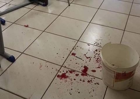 Professor é esfaqueado por aluno dentro de sala de aula