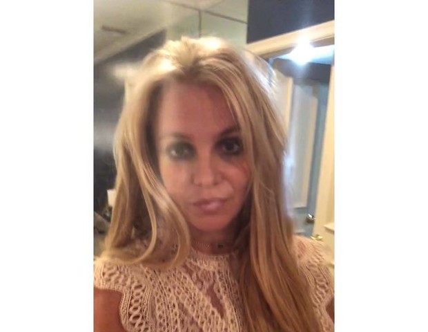 Em clinica psiquiátrica, Britney se pronuncia após fãs se desesperarem com rumores: 'libertem-na!'