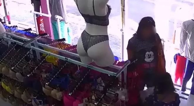 Vídeo mostra a ação de 'gangue das calcinhas' em loja