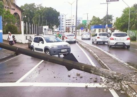 Poste cai sobre muro de escola e interdita trecho de avenida em Manaus