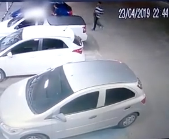 Em Manaus, dupla rende e assalta mulher na porta de drogaria