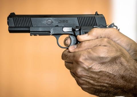 Após ameaçar vizinhos, homem é preso ao ser flagrado com pistola em Manaus