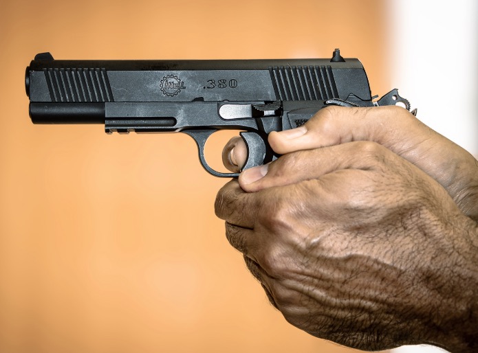 Após ameaçar vizinhos, homem é preso ao ser flagrado com pistola em Manaus