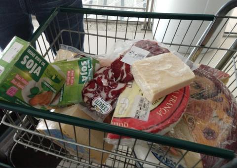 Procon apreende alimentos vencidos no Empório Roma em Manaus