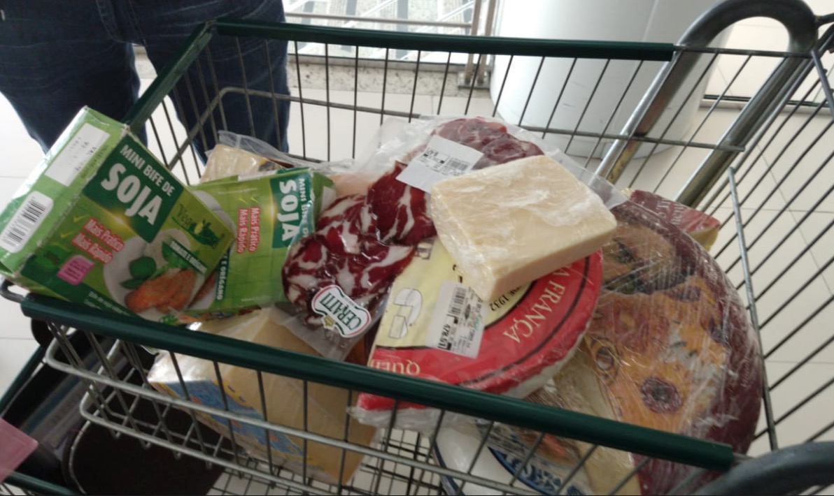 Procon apreende alimentos vencidos no Empório Roma em Manaus