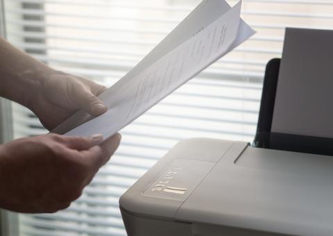 Gráfica imprime currículos gratuitamente para clientes desempregados