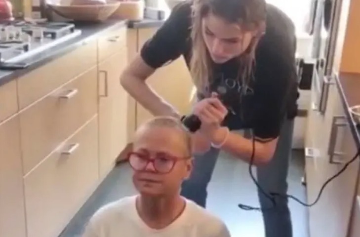 Xuxa mostra vídeo de seu cabelo sendo raspado pela filha, Sasha