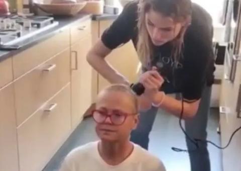Xuxa mostra vídeo de seu cabelo sendo raspado pela filha, Sasha
