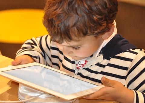 OMS: crianças devem ter tempo em frente a telas limitado a 1 hora