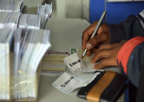 Mega-Sena vai a R$ 105 milhões no sábado após ninguém acertar dezenas 