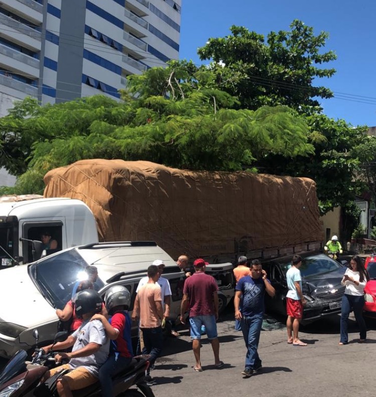 Caminhão desgovernado arrasta carros em avenida de Manaus