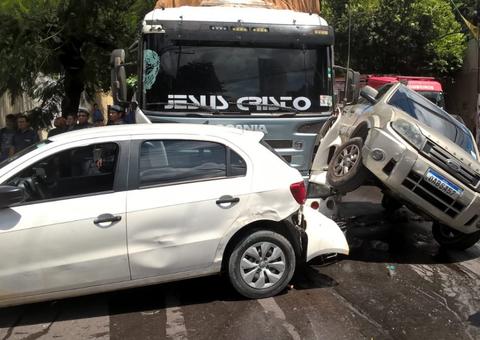 Saiba tudo sobre o grave acidente envolvendo caminhão e 12 veículos em Manaus