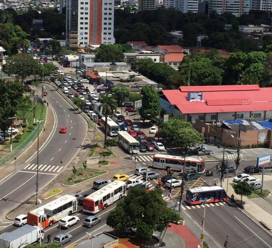 Acidente deixa congestionamento caótico em Manaus