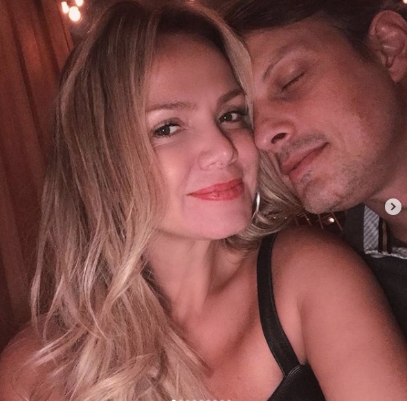 Eliana dá no olho de Silvio Santos após pergunta sobre casamento