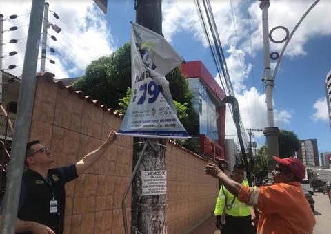 Mais de 100 propagandas irregulares são retiradas de bairro em Manaus