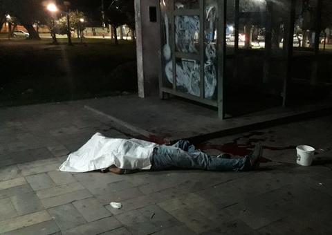 Venezuelano é surpreendido por grupo e morto a tiros em praça de Manaus