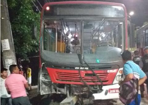 Ônibus fica destruído ao colidir em pista lateral de Manaus