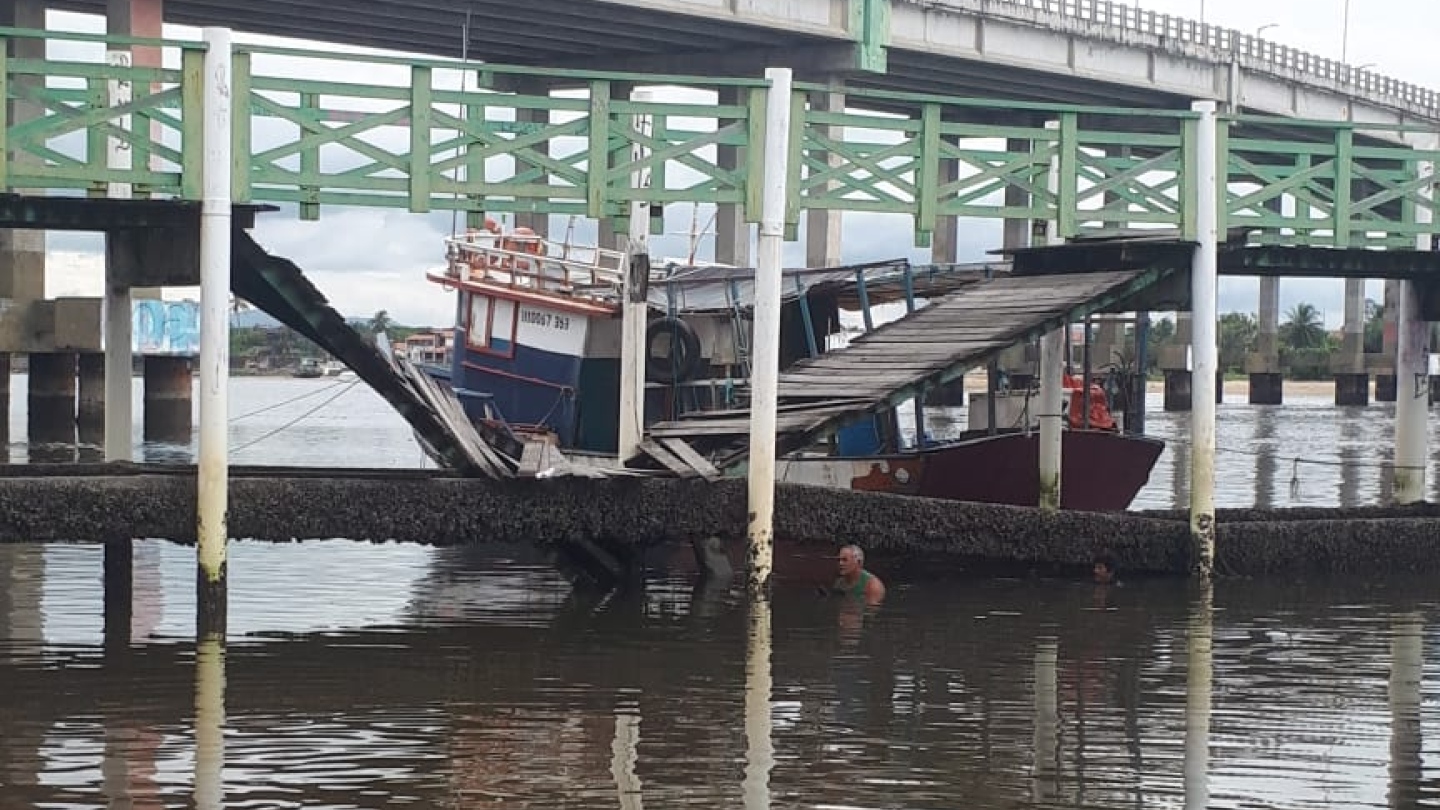 Dez pessoas ficam feridas após pier desabar em praia