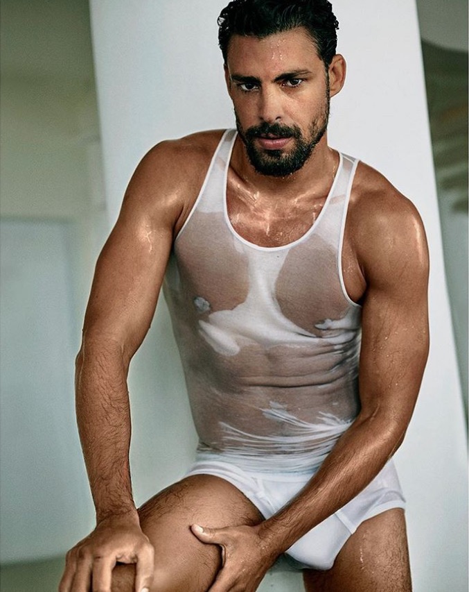 Molhadinho, Cauã Reymond surge de cueca branca e leva internautas à loucura