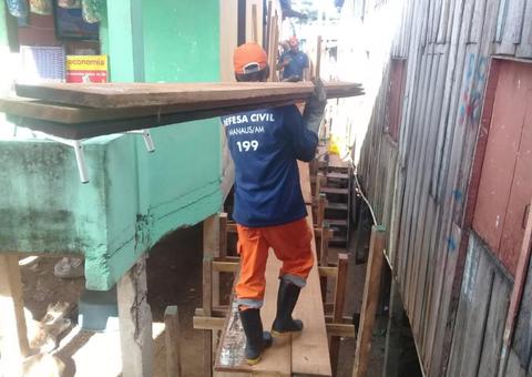 Pontes começam a ser construídas para famílias atingidas pela cheia em Manaus 