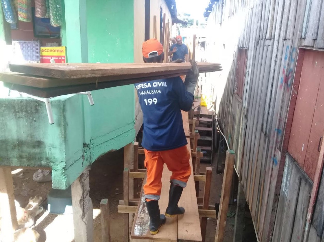 Pontes começam a ser construídas para famílias atingidas pela cheia em Manaus 