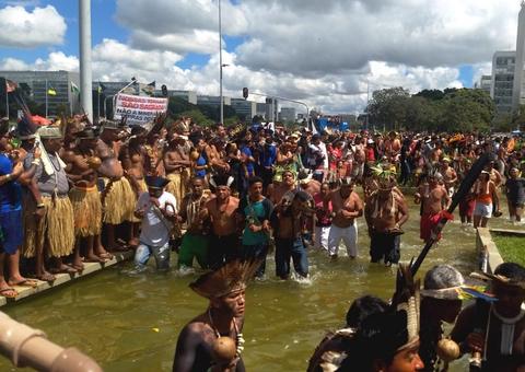 Indígenas entram em espelho d'água e fecham parte da Esplanada dos Ministérios