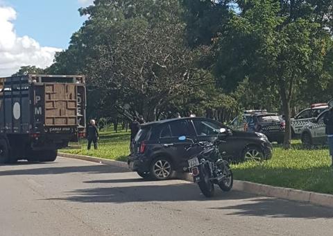 Ex-funcionário do Senado ameaça ex-chefe com arma, foge e é perseguido em Brasília