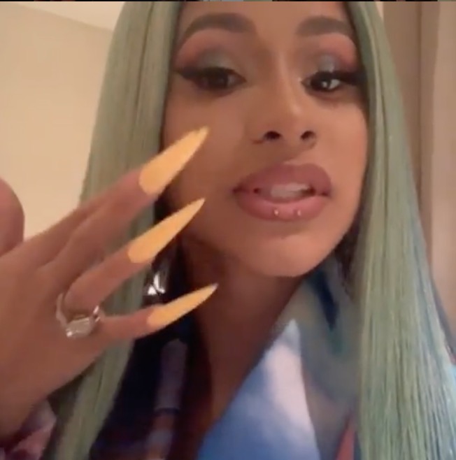 Rapper americana Cardi B posta vídeo de depilação íntima: 'laser na...'  