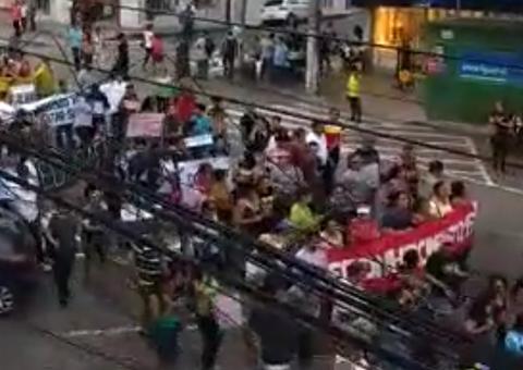 Professores continuam com greve e já contam com adesão de pais e alunos 