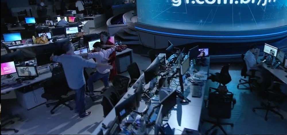 Falha no Jornal Nacional mostra que imagem de funcionários é truque 