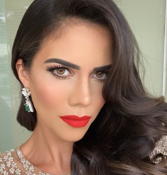 Apresentadora revela que usou planta exótica para ‘fechar' parte íntima