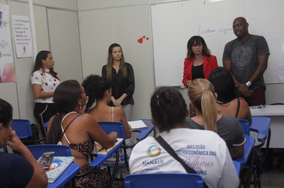 Em Manaus, mulheres em vulnerabilidade social recebem curso gratuito de inglês 