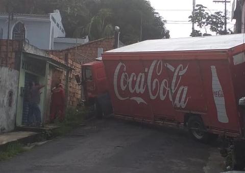 Caminhão desgovernado destrói muro de casa e deixa funcionário ferido em Manaus
