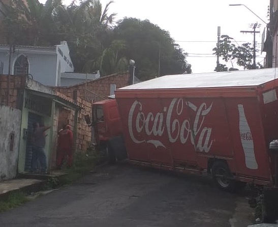 Caminhão desgovernado destrói muro de casa e deixa funcionário ferido em Manaus