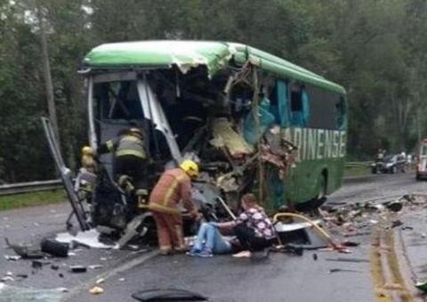 Acidente entre ônibus e carreta deixa 4 mortos e vários feridos