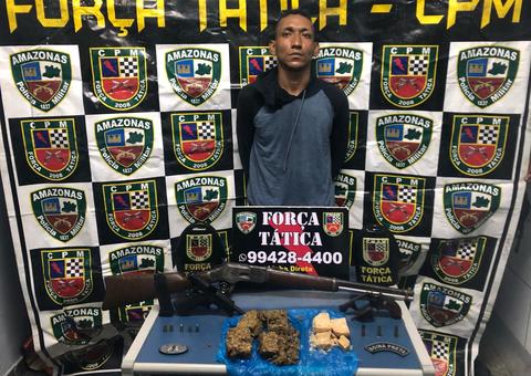 Após denúncia de vizinhos, homem é preso com rifle, pistola e drogas em Manaus