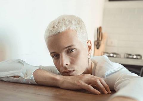 Vídeo: antes de morrer, modelo passou mal e caiu em passarela no SPFW