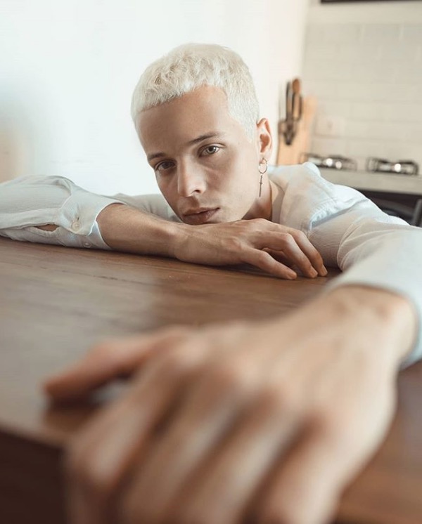 Vídeo: antes de morrer, modelo passou mal e caiu em passarela no SPFW