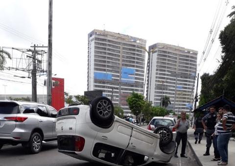 Carro capota em avenida de Manaus após motorista perder o controle