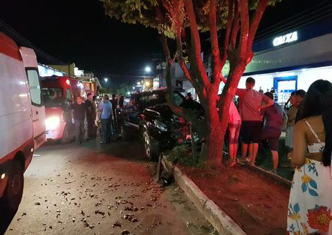 No Amazonas, homem bate carro em árvore e ameaça explodir cidade