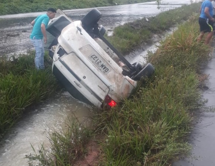 Desgovernado, carro capota e vai parar dentro de vala em estrada no Amazonas
