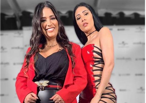  Sem calcinha, Simaria causa alvoroço com look a vácuo e com fenda lateral