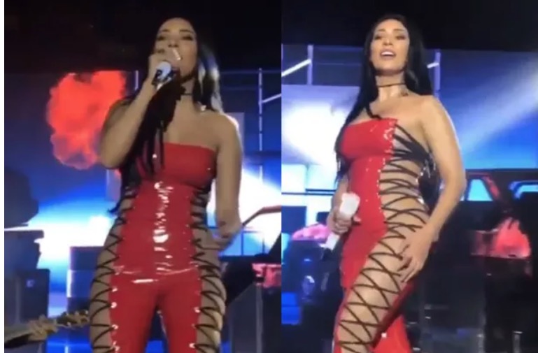  Sem calcinha, Simaria causa alvoroço com look a vácuo e com fenda lateral