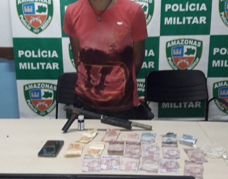 Após roubar micro-ônibus, adolescente escala árvore para fugir de linchamento em Manaus