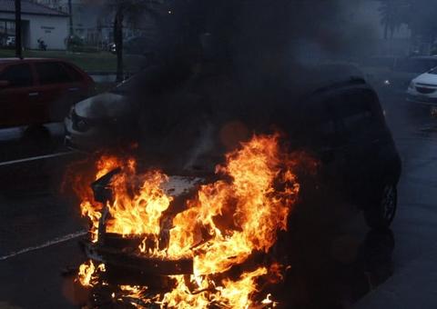 Em Manaus, veículo é consumido por chamas no meio de avenida